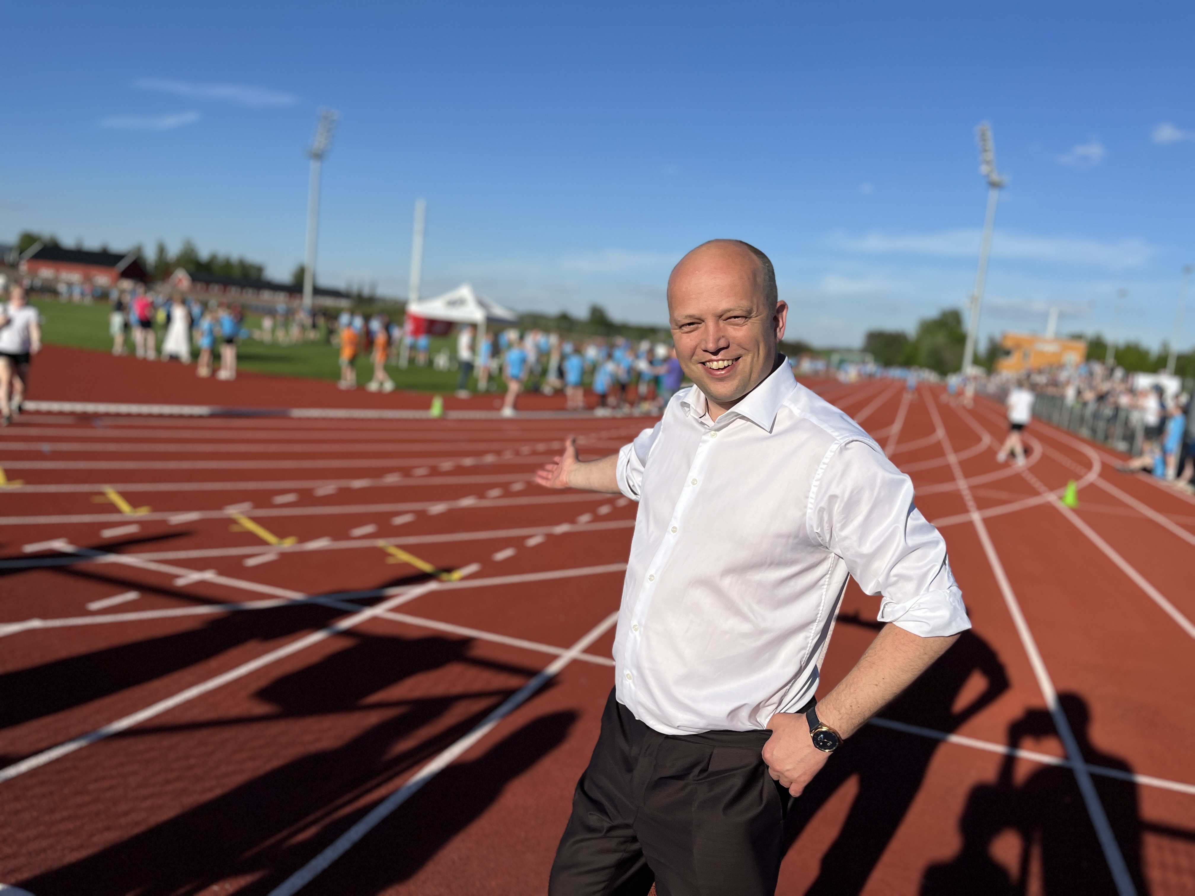 IDRETTSGLEDE: Finansminister Trygve Slagsvold Vedum strålte som sola i Hamar idrettspark, i likhet med hundrevis av aktive barn. Foto: Øyvind Godø