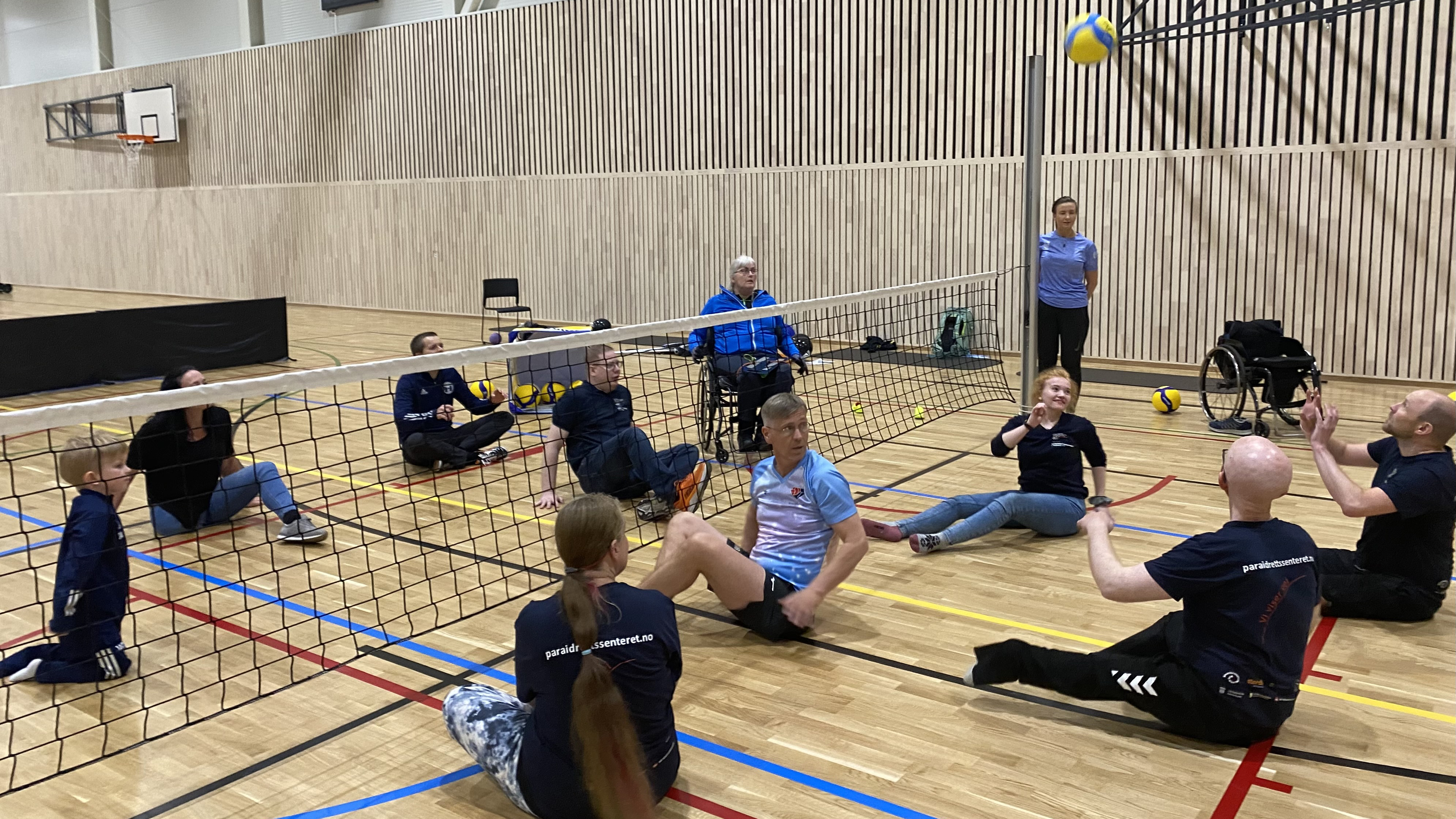 Sittende volleyball er en av over 20 idretter som Paraidrettssenteret  i Trøndelag tilbyr utprøving av. I løpet av høsten vil sittende volleyball bli etablert i et idrettslag i Trondheim, og dette er en av mange positive effekter med etableringen av senteret. Målet er å øke rekrutteringen av antall parautøvere og styrke eksisterende paraidrettstilbud og etablere nye tilbud.  Foto: Paraidrettssenteret i Trøndelag