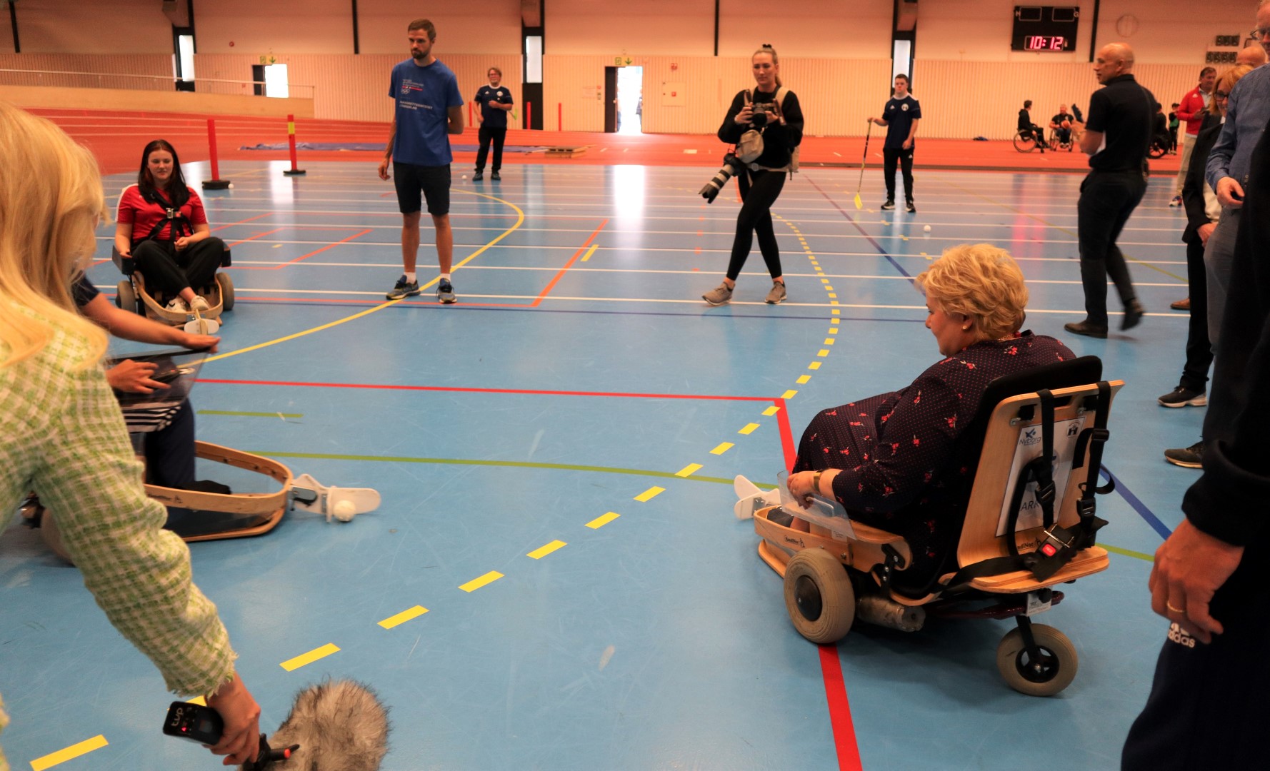 Erna Solberg var sporty og prøvde ut flere idretter da hun fikk informasjon om Norges første Paraidrettssenteret og møte mange parautøvere i Trøndelag. Foto: Trøndelag idrettskrets.