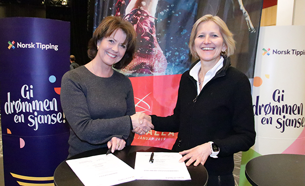 Åsne Havnelid, adm.direktør i Norsk Tipping og Karen Kvalevåg, generalsekretær i NIF signerer avtalen som varer ut 2022. Foto: Geir Owe Fredheim