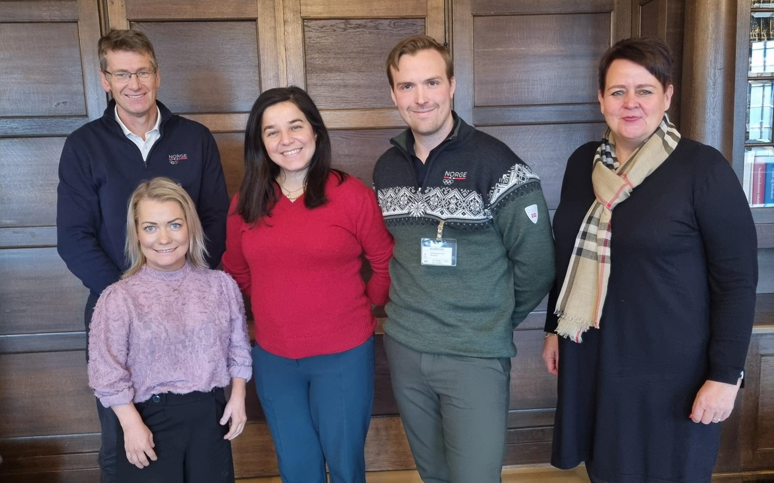 Norges idrettsforbund fikk løftet mange saker for forsknings- og høyere utdanningsminister Sandra Borch under et møte tirsdag. FV: Toppidrettssjef Tore Øvrebø, forsknings- og høyere utdanningsminister Sandra Borch, idrettspresident Zaineb Al-Samarai, leder av utøverkomiteen Magnus Nedregotten, og friidrettspresident Anne Farseth.