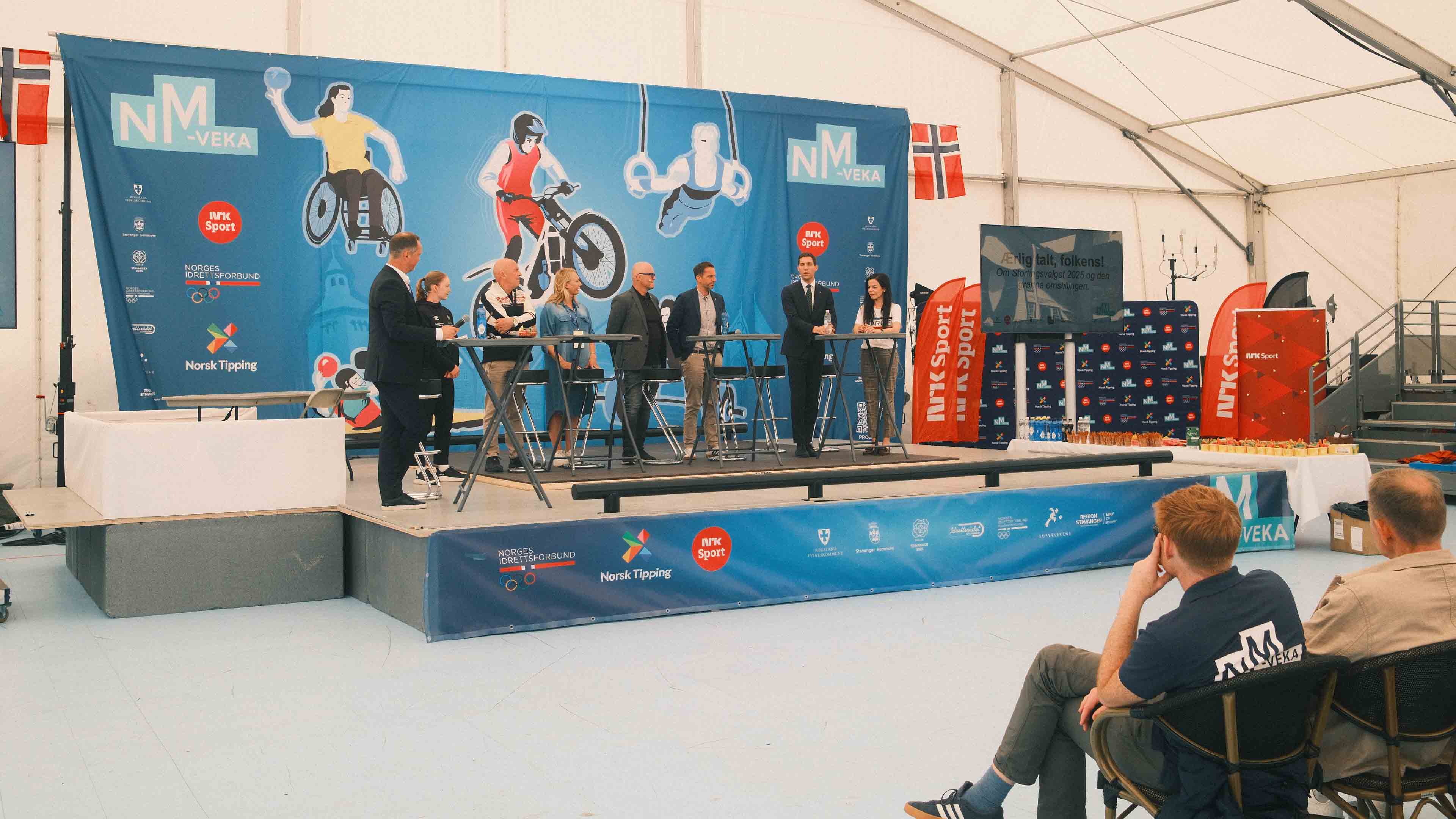 Fra venstre: Knut Skeie Solberg, konferansier, Karina Fløysvik Heåk, fotballspiller i Bryne FK, Bjørn Harald Vik, president i Sportskytterfordundet, Siri Ommedal, leder i Rogaland idrettskrets, Leon Aurdal, styremedlem i Fotballforbundet, Andreas Vollsund, leder i KS Rogaland, Andreas Bjelland Eriksen, klima- og miljøminister og Zaineb Al-Samarai, idrettspresident. Foto: Daniel Fatnes