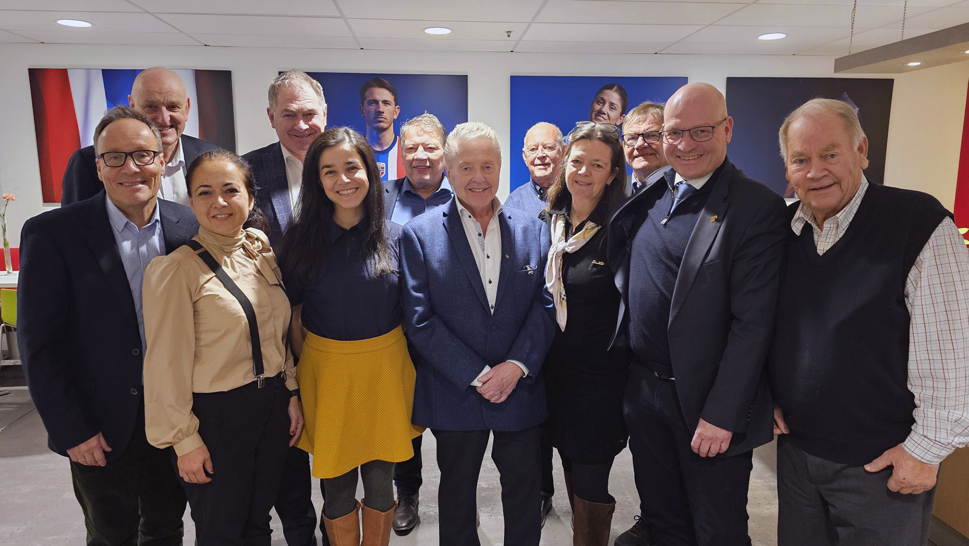 Mange av Børre Rognliens nærmeste støttespillere og idrettsvenner markerte Rognliens innsats for norsk idrett da han var president i 2011-2015. Rognlien fyller 80 år 2. juledag. Foto: Geir Owe Fredheim 