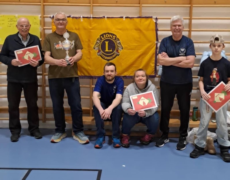 Leder Nils Trana (nr. 2 fra høyre) i Namsos Petanqueklubb ønsker velkommen til Namdalsmesterskapet i boccia i Namsoshallen 28. desember 2025. Bildet av "pallen" i 2024. (Foto: Namsos Petanqueklubb)