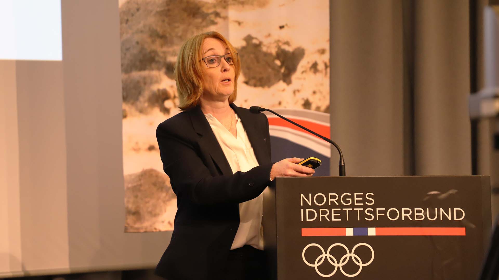 Første visepresident i Norges idrettsforbund, Vibecke Sørensen, presenterte det omforente forslaget for retningslinjer for bruk av simulert høyde i norsk idrett. Foto: Sofie Torlei Olsen 