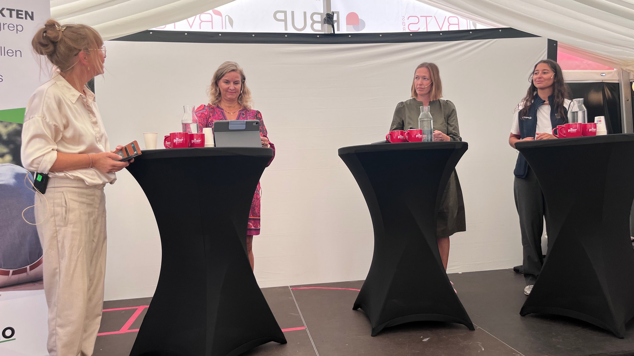 Fra venstre: Ordstyrer Gry Stordahl fra NKVTS, Jorunn Grøndalen fra Norsk sykepleierforbund, Turid Buan Øfsti fra Utdanningsforbundet og Julie Karima Berg fra NIF. Foto: NKVTS