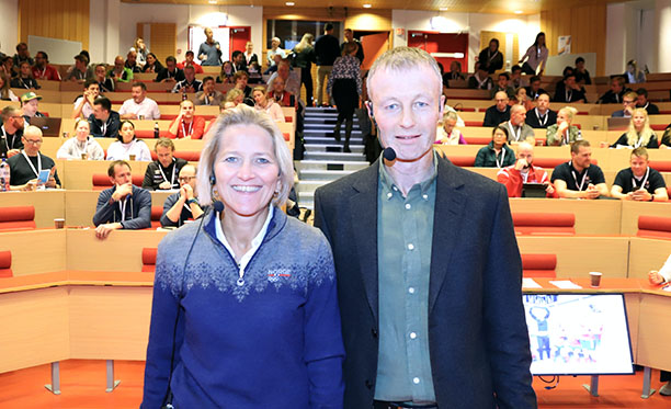 Karen Kvalevåg, generalsekretær i NIF og Lars Tore Rongland, rektor ved NIH, gledet seg til å komme igang med den store barne- og ungdomstrenerkonferansen. Foto: Geir Owe Fredheim 