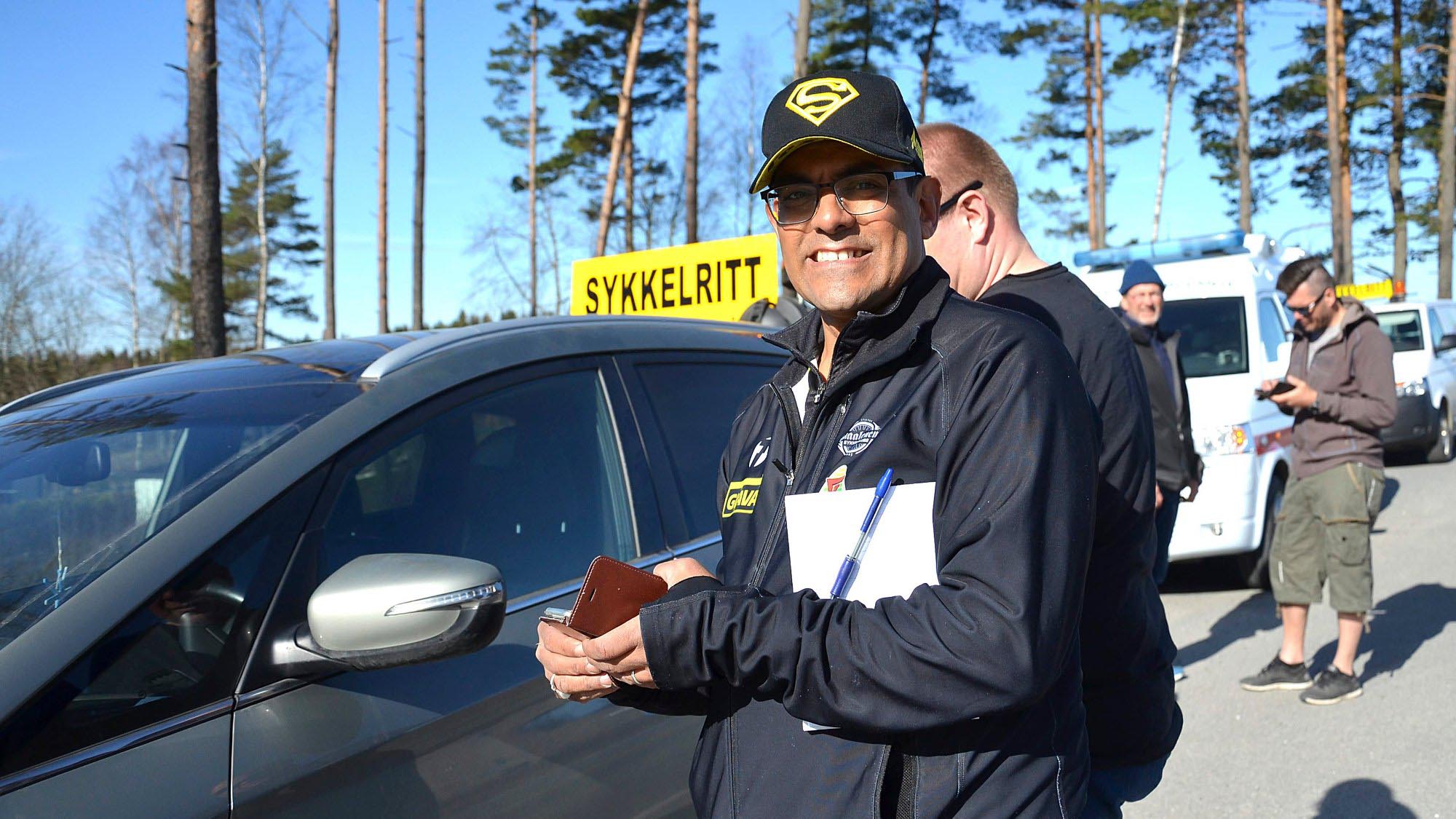 Det er ikke unormalt å se Samir som rittleder på ulike sykkelritt. Hans årlige oppgave er å være med på å arrangere Landeveiscupen Region Øst, en serie med sykkelritt for 10-16-åringer. Foto: Privat