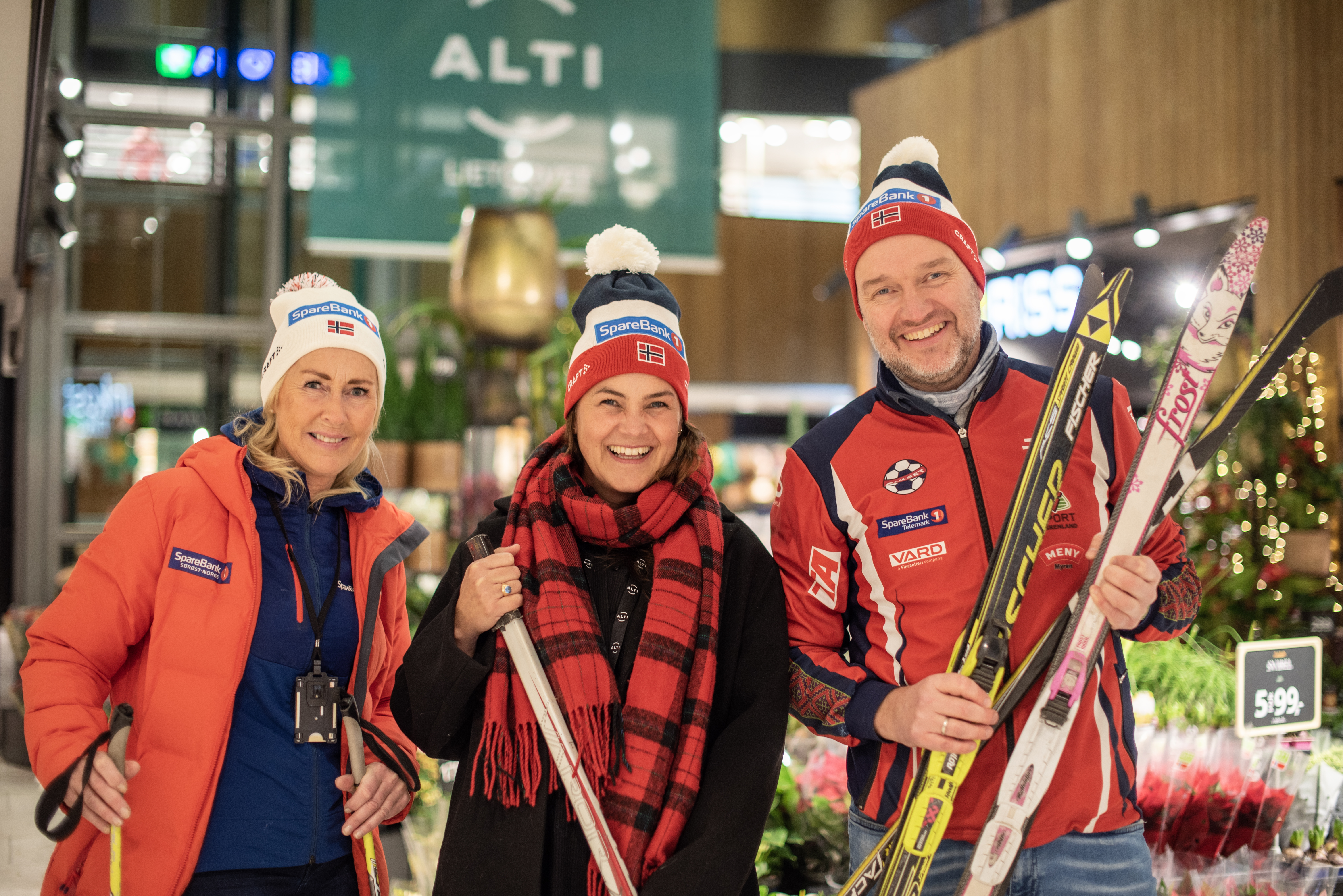 Fra venstre Tone Andrea Skårdal, Sparebank 1 Sørøst-Norge, Katrine Nakken, senterleder Lietorvet, og Fredrik Mydske Nilsen, Gulset IF Ski.  Foto: Alti Lietorvet / Mulle Media