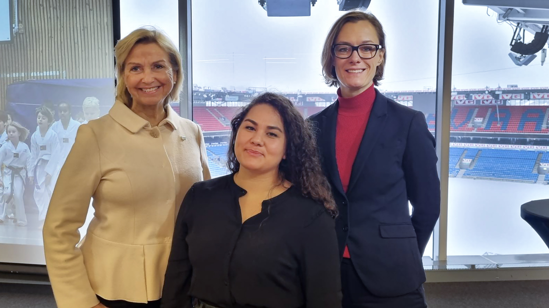 Fra venstre: Idrettspresident Berit Kjøll, Karina Storeng Ikhsani (Rambøll) og kultur- og likestillingsminister Anette Trettebergstuen. Foto: Geir Owe Fredheim