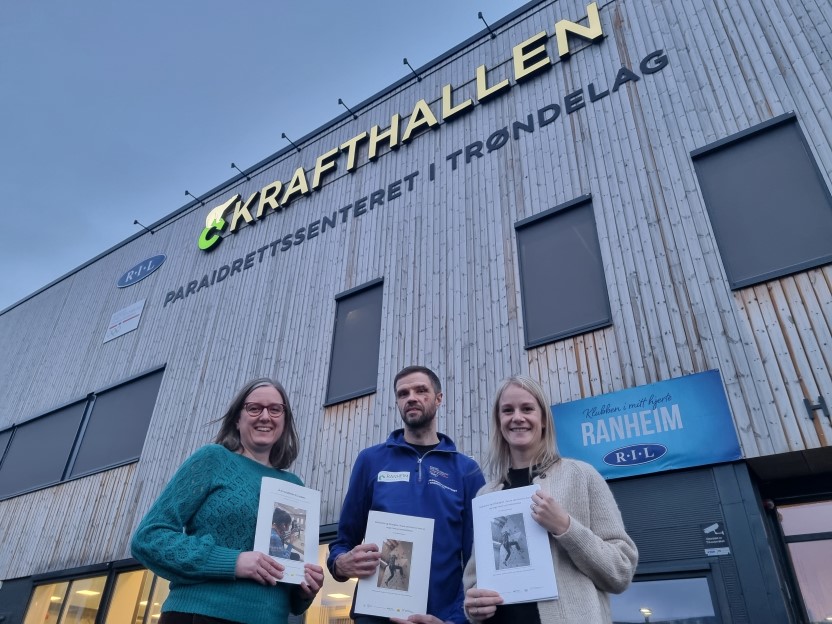 De er glade for å presentere både rapport og veileder som et resultat av undersøkelsen «Deltakelse og tilhørighet i fysisk aktivitet for svaksynte og blinde». Fra venstre: Janne Liaaen (NTNU), Svein Bergem (Trøndelag idrettskrets v/Paraidrettssenteret) og Oda Helen Græsli (ergoterapeut/ tidligere NTNU). Ikke med på bildet: Adrian Lindgren (Norges Blindeforbund) og Omid Rasouli (OsloMet) som også har vært sterkt delaktig i arbeidet med undersøkelsen, rapporten og veilederen.