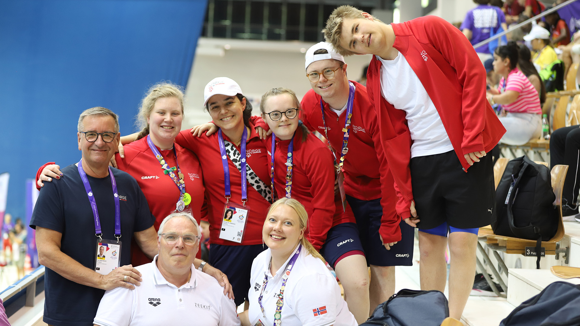 Sommerhilsen fra idrettspresident Zaineb Al-Samarai. Her er hun sammen med en glad svømmegjeng under Special Olympics World Summer Games i Berlin. Foto: Marte Hoel Romskaug. 