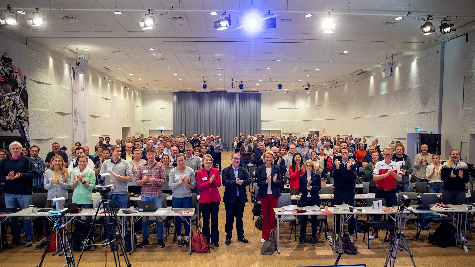 Tingforsamlingen er samlet om resolusjonen: Sammen om Norges viktigste arena. Foto: Sofie Torlei Olsen 