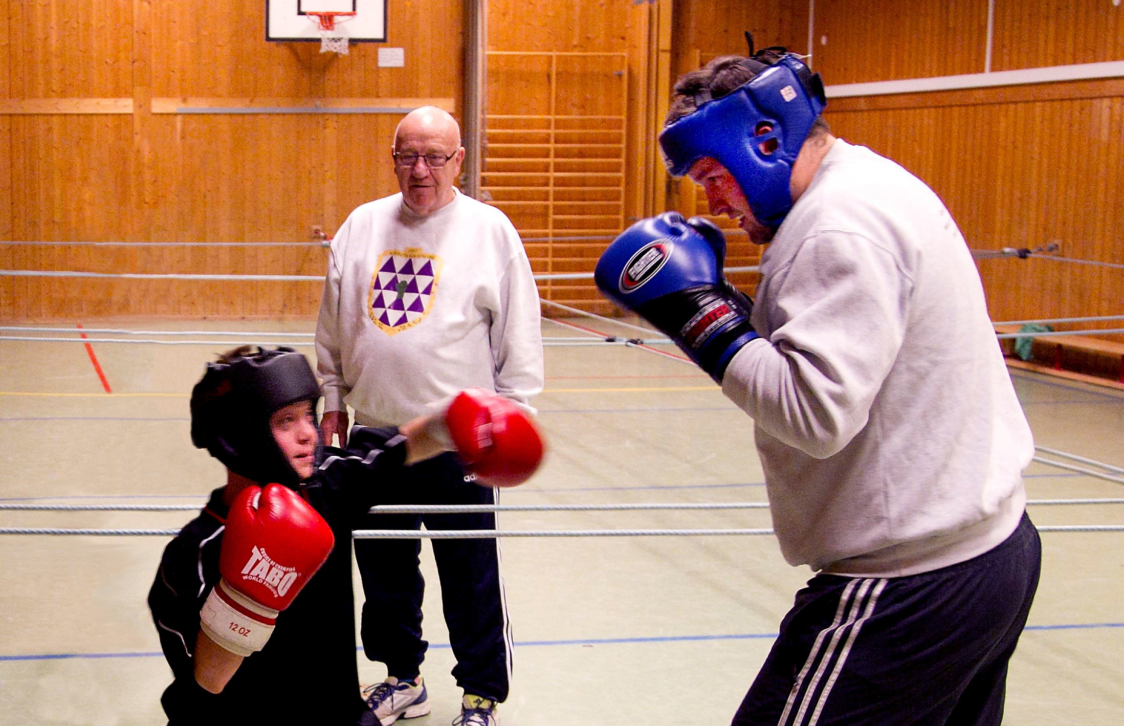 Lars Jakob elsker boksing - her er han i full sving, mens trener Harald Skoglund følger med. Harald Skoglund døde 7. januar 2017. Foto: Bjørn Sandness, Østlandets blad. 