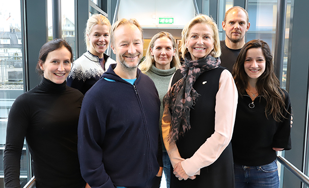 Ildsjeljuryen: Marit Bjørgen, (fra v.), Prosjektleder Bente Engelhardtsen Widding, juryleder Kjetil André Aamodt, Ragnhild Gulbrandsen, idrettspresident Berit Kjøll, Olaf Tufte og Aida Dahlen. Are Strandli og Astrid Uhrenholdt Jacobsen var ikke til stede under fotograferingen. Foto: Geir Owe Fredheim