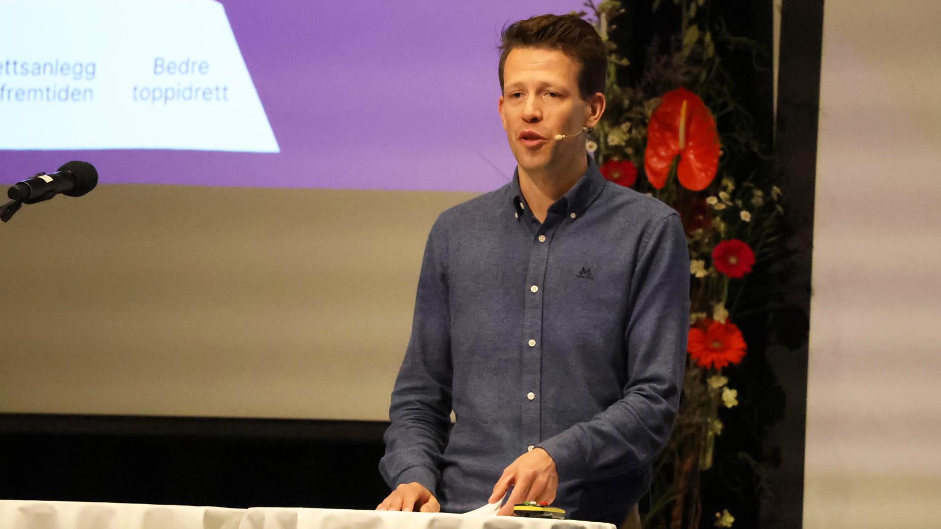 Visepresident Sondre Sande Gullord i idrettsstyret la frem status i idrettsorganisasjonens oppfølging av i Idretten Vil! Langtidsplanen for norsk idrett for perioden 2023-2027. Foto: Geir Owe Fredheim