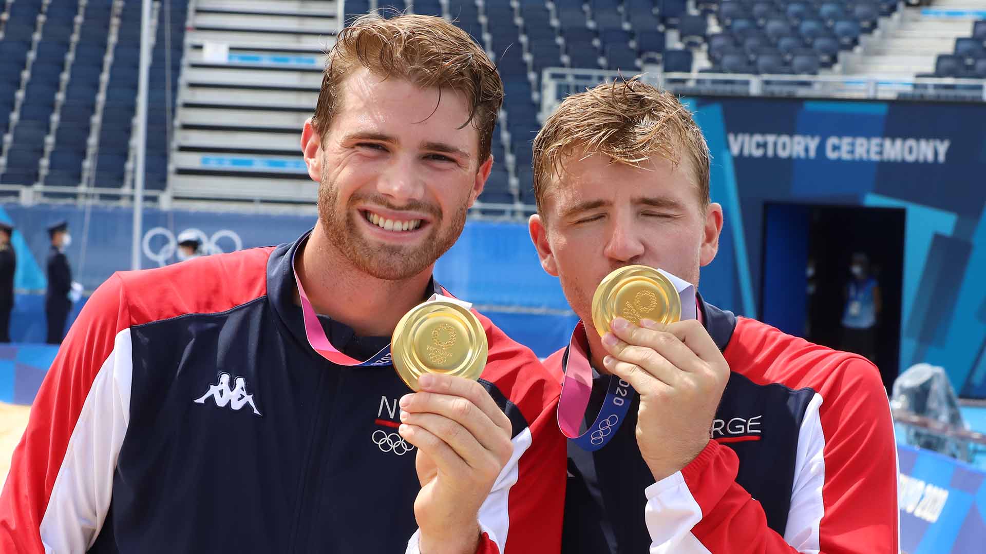 Anders Mol og Christian Sørum tok OL-gull i sandvolleyball under lekene i Tokyo i 2021. Foto: Geir Owe Fredheim 