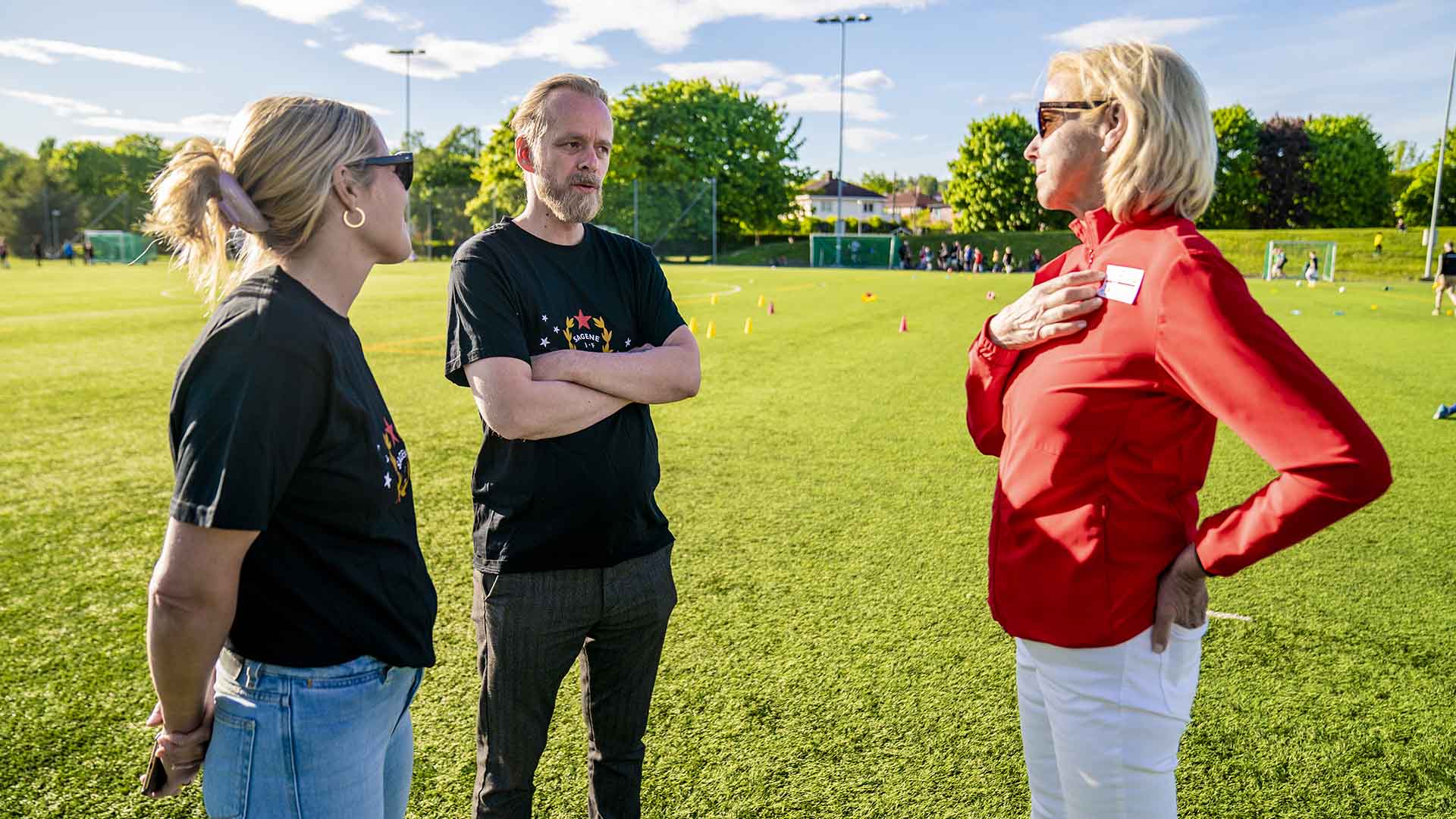 Idrettspresident Berit Kjøll i samtale med representanter fra Sagene Idrettsforening. Foto: Foto: Stian Lysberg Solum / NTB