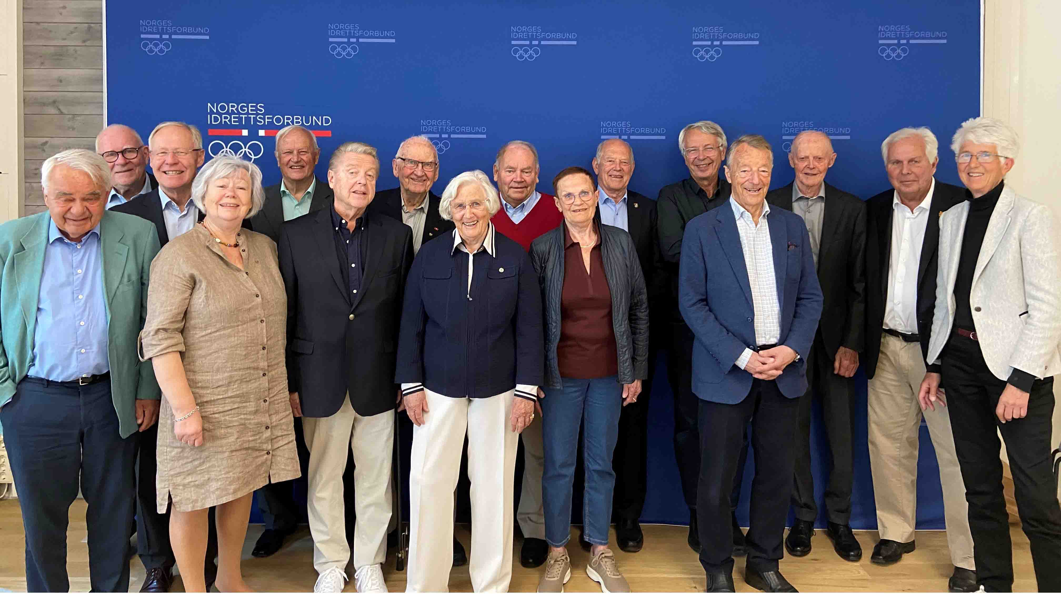 2022 Æresmedlemmer, Fellesfoto (beste bilde) kopi.jpg