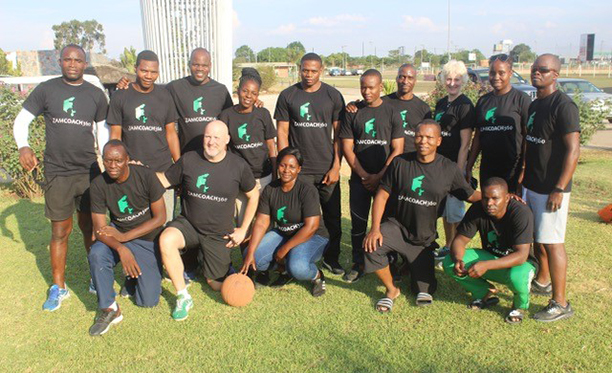 Senior trenerutvikler og konsulent for NIFs internasjonale utviklingssamarbeid, Pelle Kvalsund og  ICCEs egen facilitator, Penny Chrisfield, sammen med 14 nyutdannede trenerutviklere fra sørlige Afrika. 