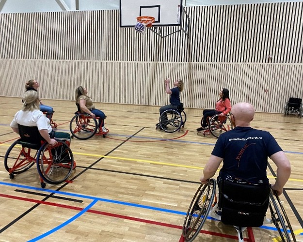 Lyst å teste ut rullestolbasketball? Bli med på åpen kveld tirsdag 20. januar 2026 i Krafthallen på Ranheim i Trondheim.
