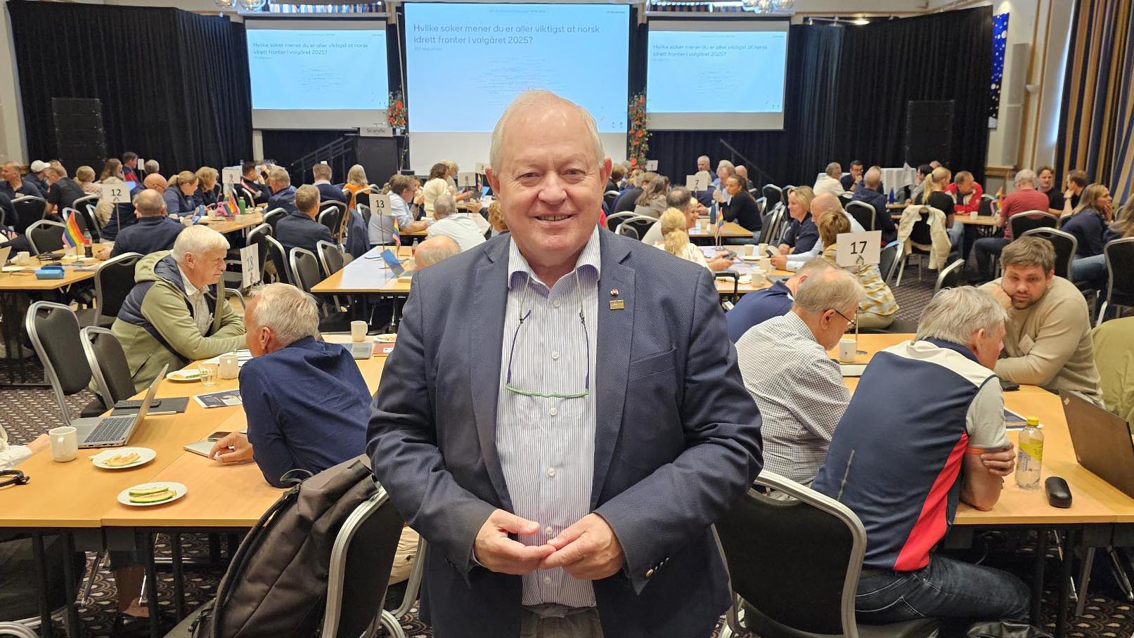 Konstituert idrettspresident Arne Bård Dalhaug la frem status i NIFs og idrettens internasjonale arbeid på NIFs ledermøte i Ålesund. Foto: Geir Owe Fredheim