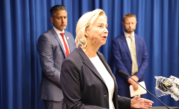 Idrettspresident Berit Kjøll under mandagens pressekonferanse med kulturminister Abid Q. Raja og helseminister Bent Høie. Foto: Geir Owe Fredheim 