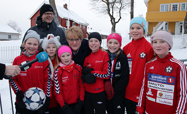 Jentene fra Hadeland kvinnefotball - 11-årslag. Fra venstre: Anna Hvattum, Kjersti Jørstad, Amalie Granaasen-Bjørge, Mari Østdahl, Ingeborg Dæhlen, Mari Haugen, Ingrid Kamilla Helgaker, sammen med Terje Breivik og Trine Skei Grande. Foto: Per Tøien