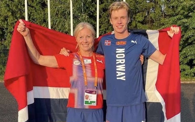 Mamma og trener Mari Ann Bentdal sammen med friidrettskometen Håvard Bentdal Ingvaldsen. Foto: Privat