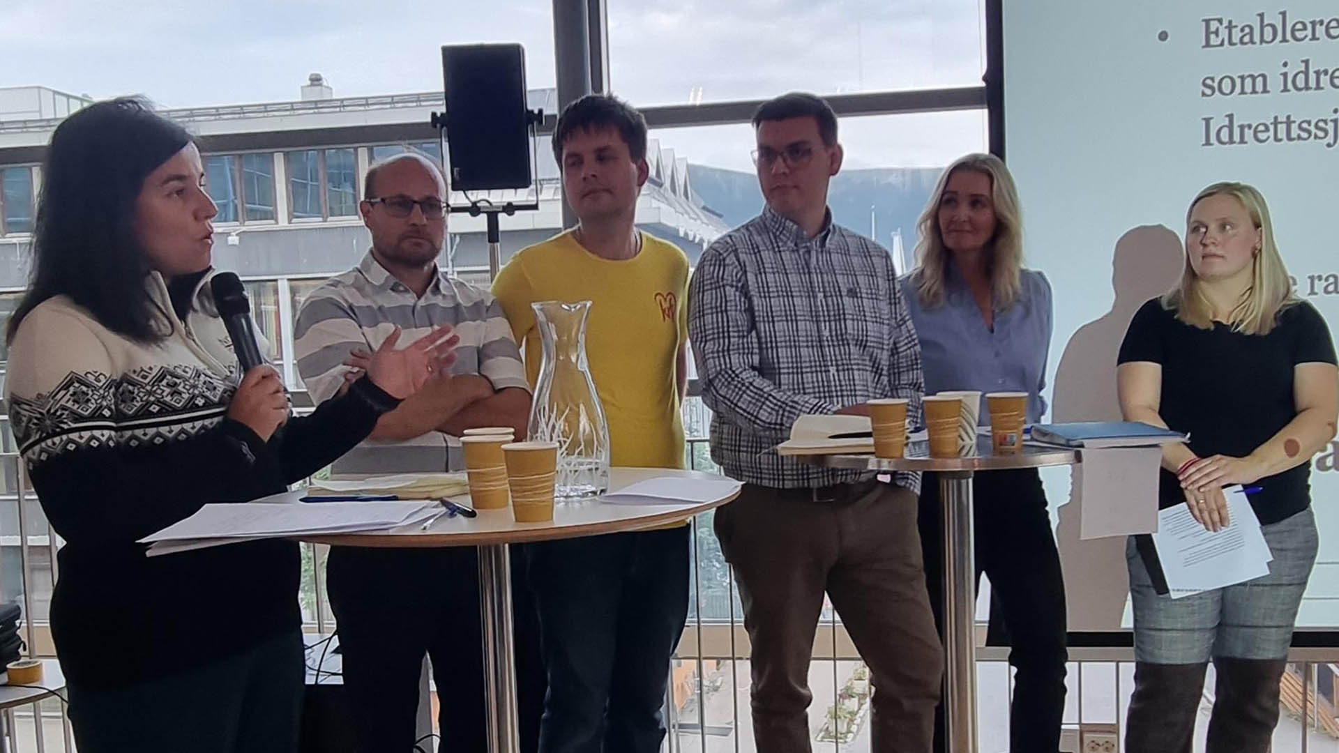 Det var nesten fullt da Tromsø- og Finnmark idrettskrets og Tromsø idrettsråd inviterte til idrettsdebatt på biblioteket. Fra venstre: Idrettspresident Zaineb al Zamarai, Nils Samuelsen (KrF), Bjarte Lund (KrF), Benjamin Furuly (H), Anne Berit Figenschau (H) og Ida Gårseth (FrP). Foto: Norges idrettsforbund
