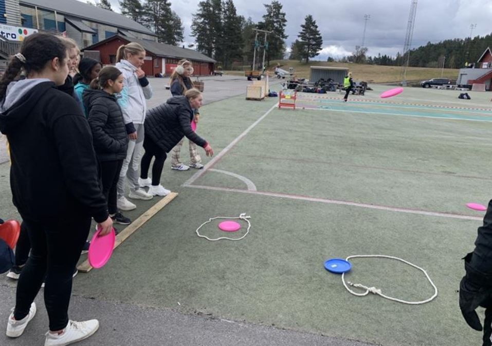 Aktivitetslederne konkurrerte i en rekke øvelser da de møttes i Skien fritidspark. Foto: Fredrik Ødegaard.