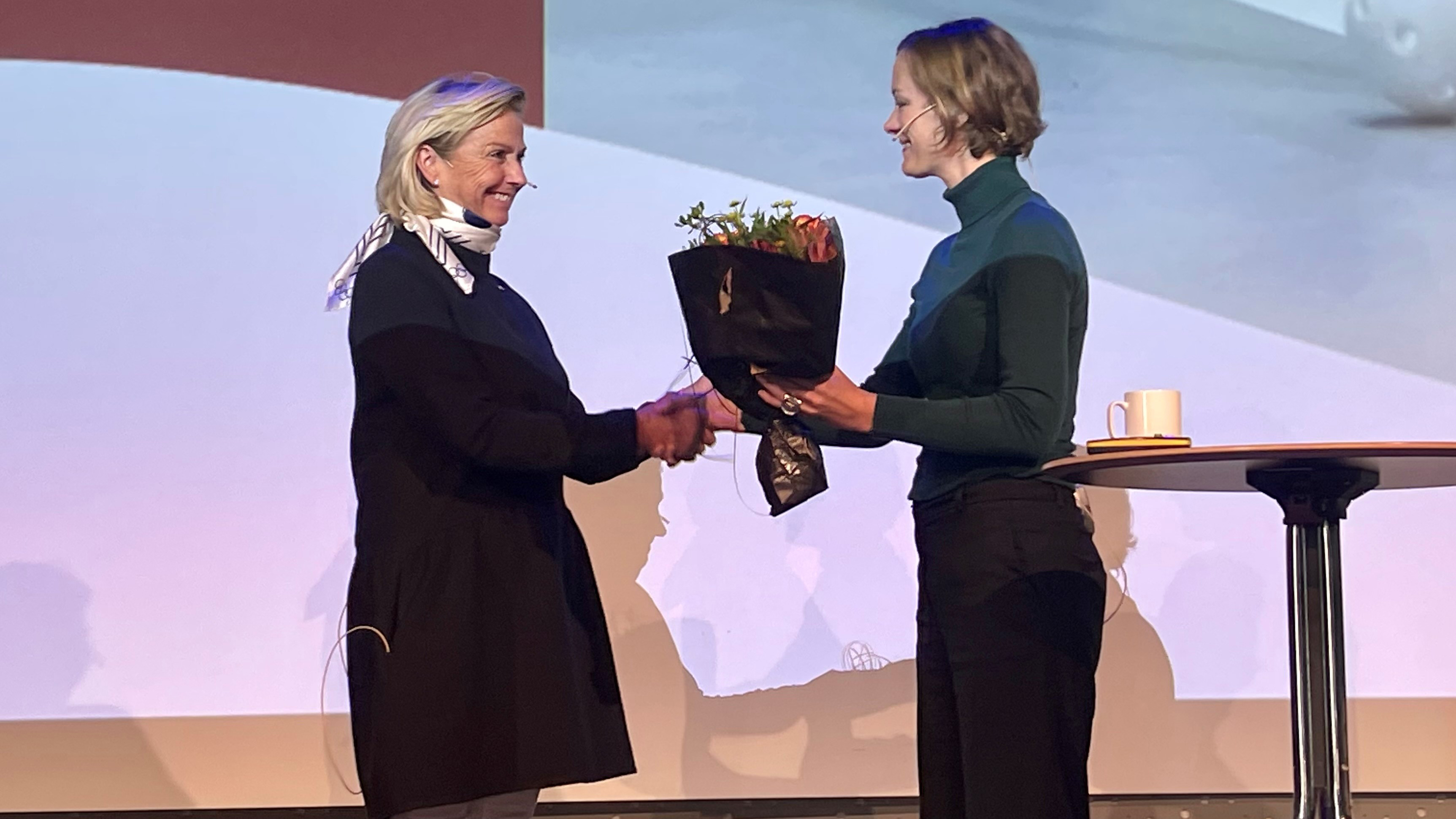 Idrettspresident Berit Kjøll takker kulturminister Annette Trettebergstuen under anleggs- og idrettsrådskonferansen 2022 på Gardermoen. Foto: Viken idrettskrets