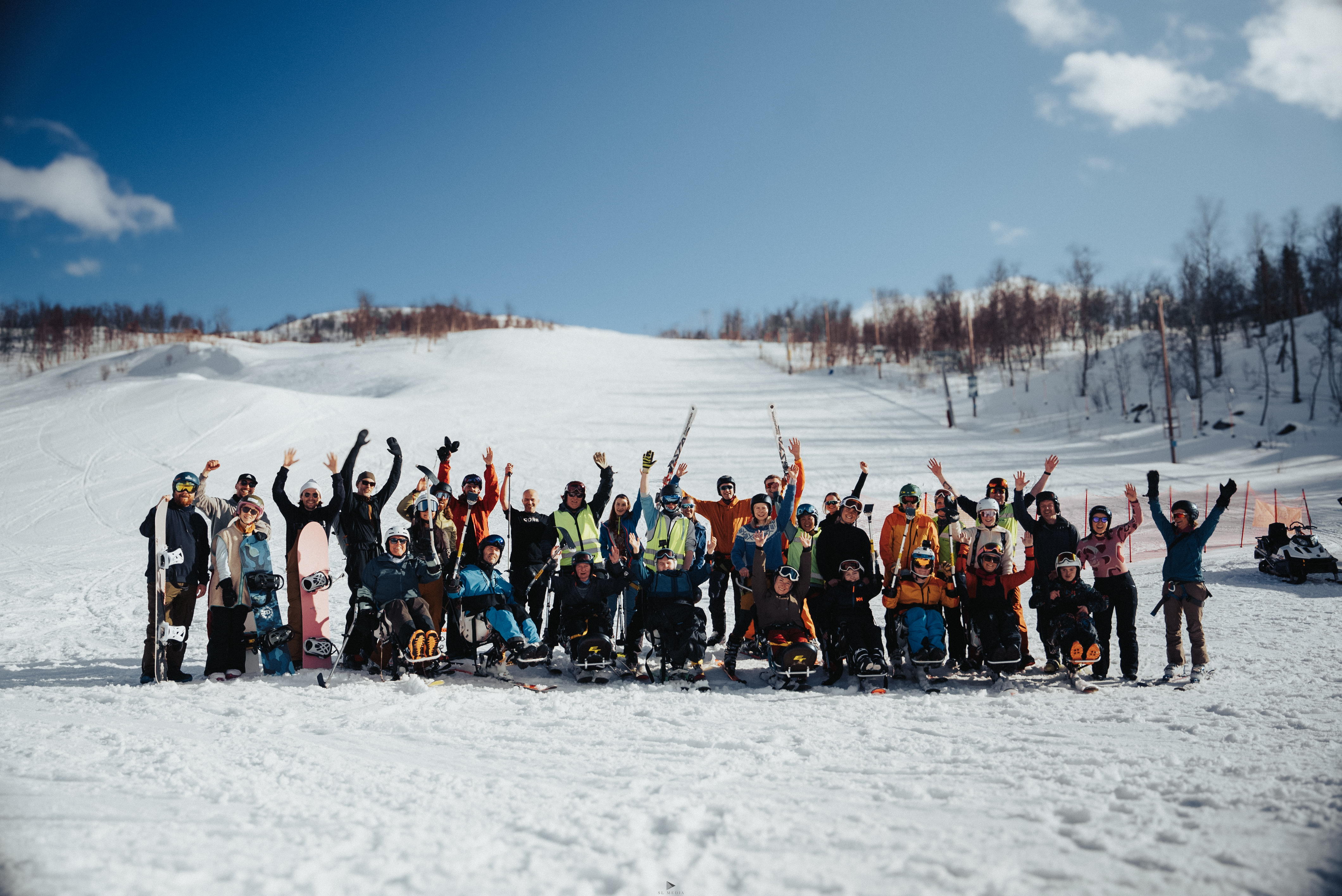 Deltakere, ledsagere og instruktører under Paravinterdagene 2024 i Sulitjelma Fjellandsby. Foto: Sebastian Loraas - SL Media