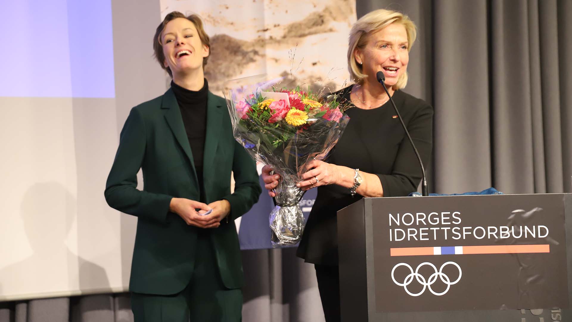 Det var store smil og god stemning da idretten ønsket kultur- og likestillingsminister Anette Trettebergstuen velkommen. Foto: Sofie Torlei Olsen 