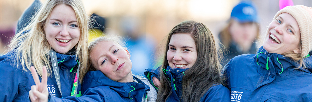 Glade ungdommer som jobbet for Ungdoms-OL på Lillehammer 2016. Foto: Alexander Eriksson.