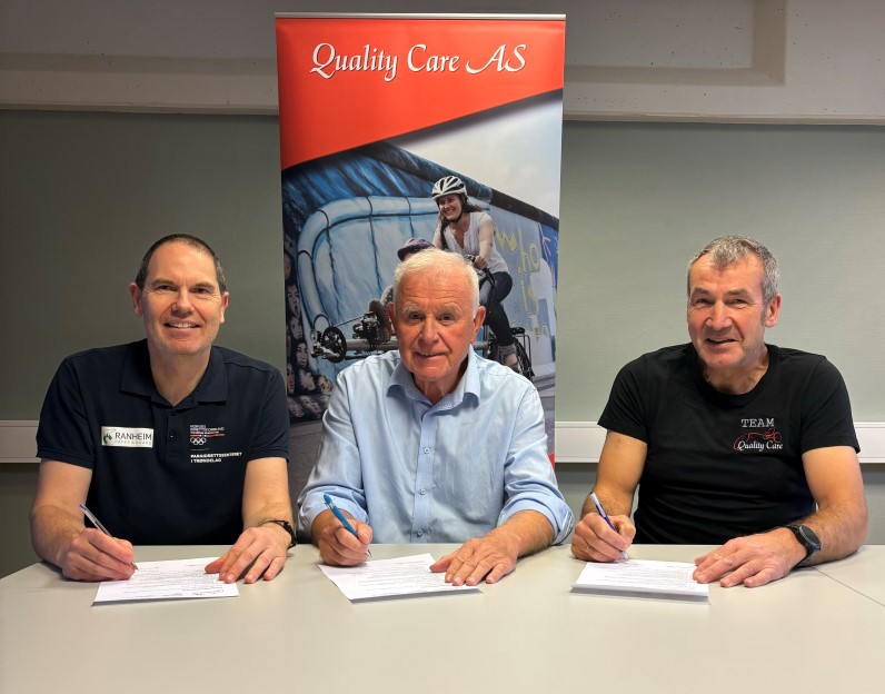 Signerer avtale - Paraidrettssenteret i Trøndelag og Quality Care. På bildet fra venstre: Per-Einar Johannessen (leder Paraidrettssenteret i Trøndelag), Asbjørn Sommervold (daglig leder Quality Care) og Finn Arne Hoff (distriktssjef Quality Care).