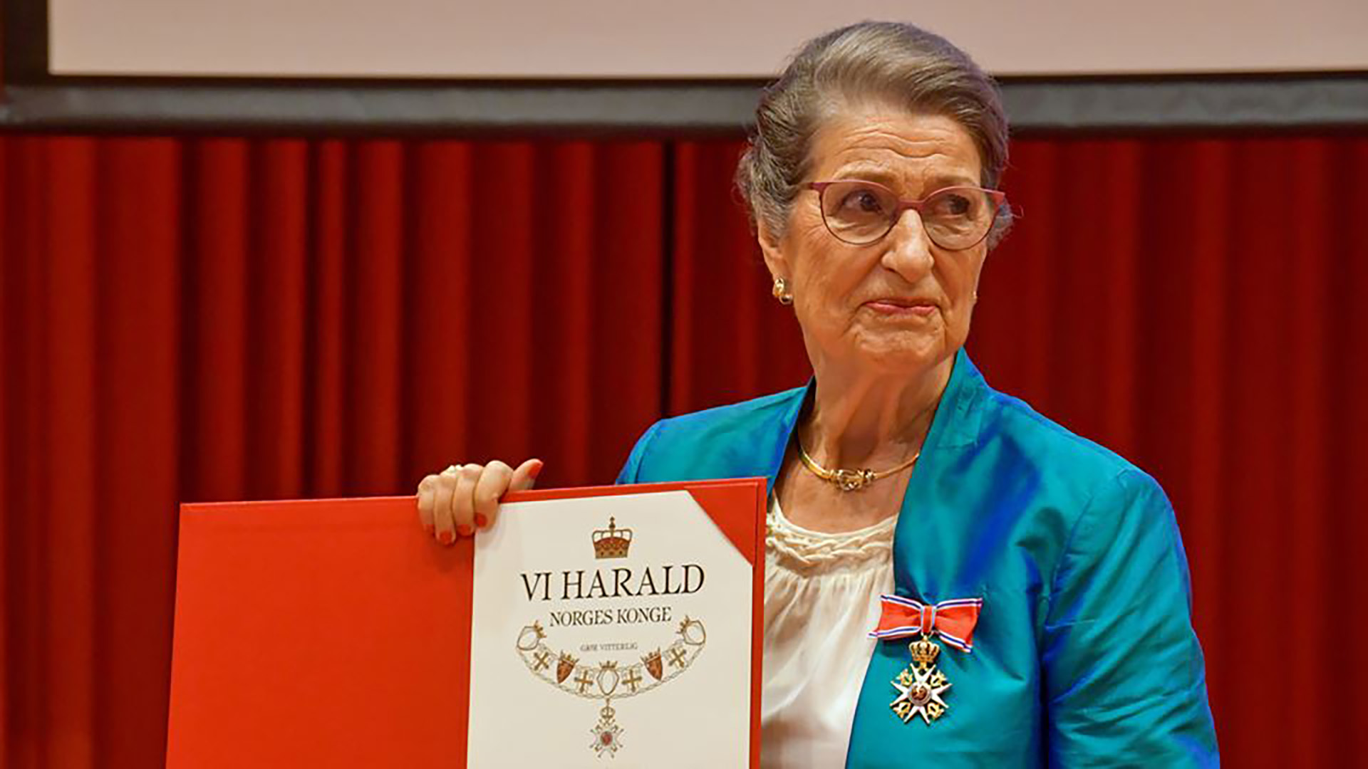 En stolt og rørt Kari Fasting mottar Den Kongelige Norske St. Olavs orden Ridder 1. klasse. FOTO:\Gjermund Erikstein Midtbø