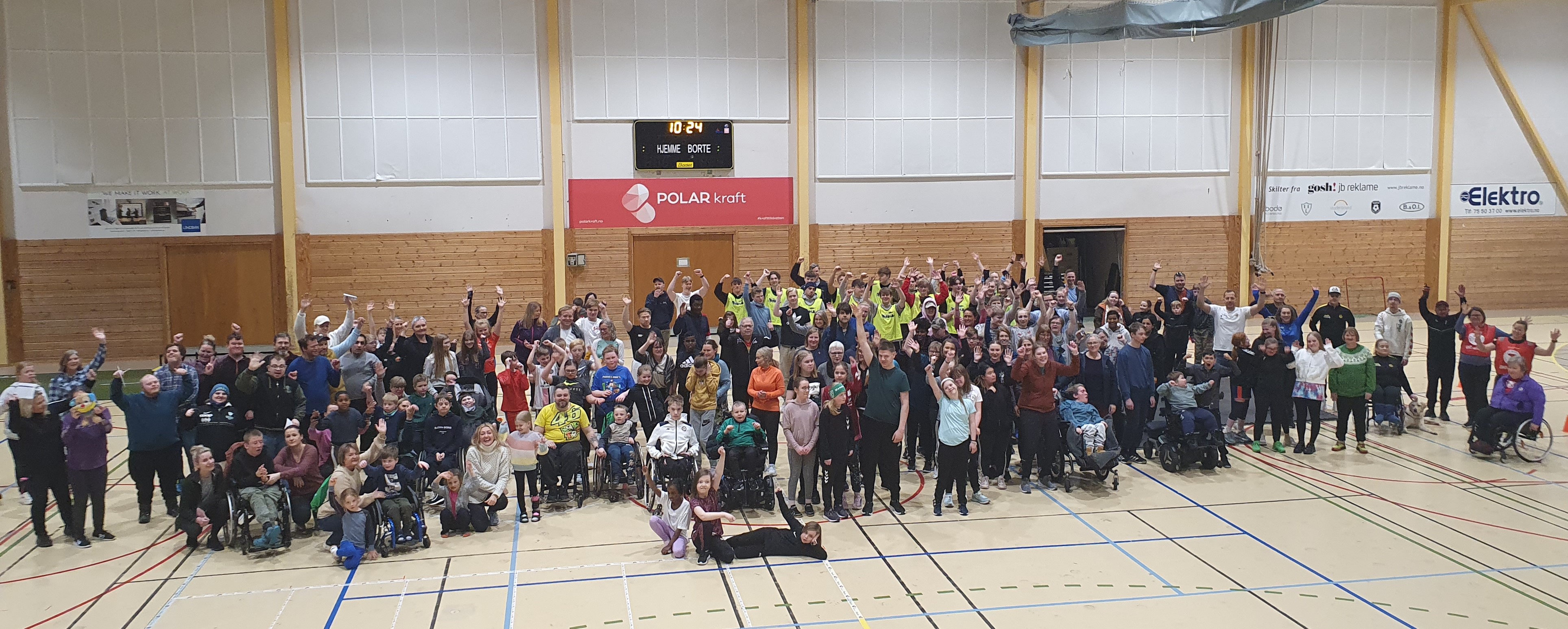 Fellesbilde av deltakere, ledsagere og idrettsfagelever på Paraidrettsdag i Bodø 19. april 2023. Foto: Nordland idrettskrets