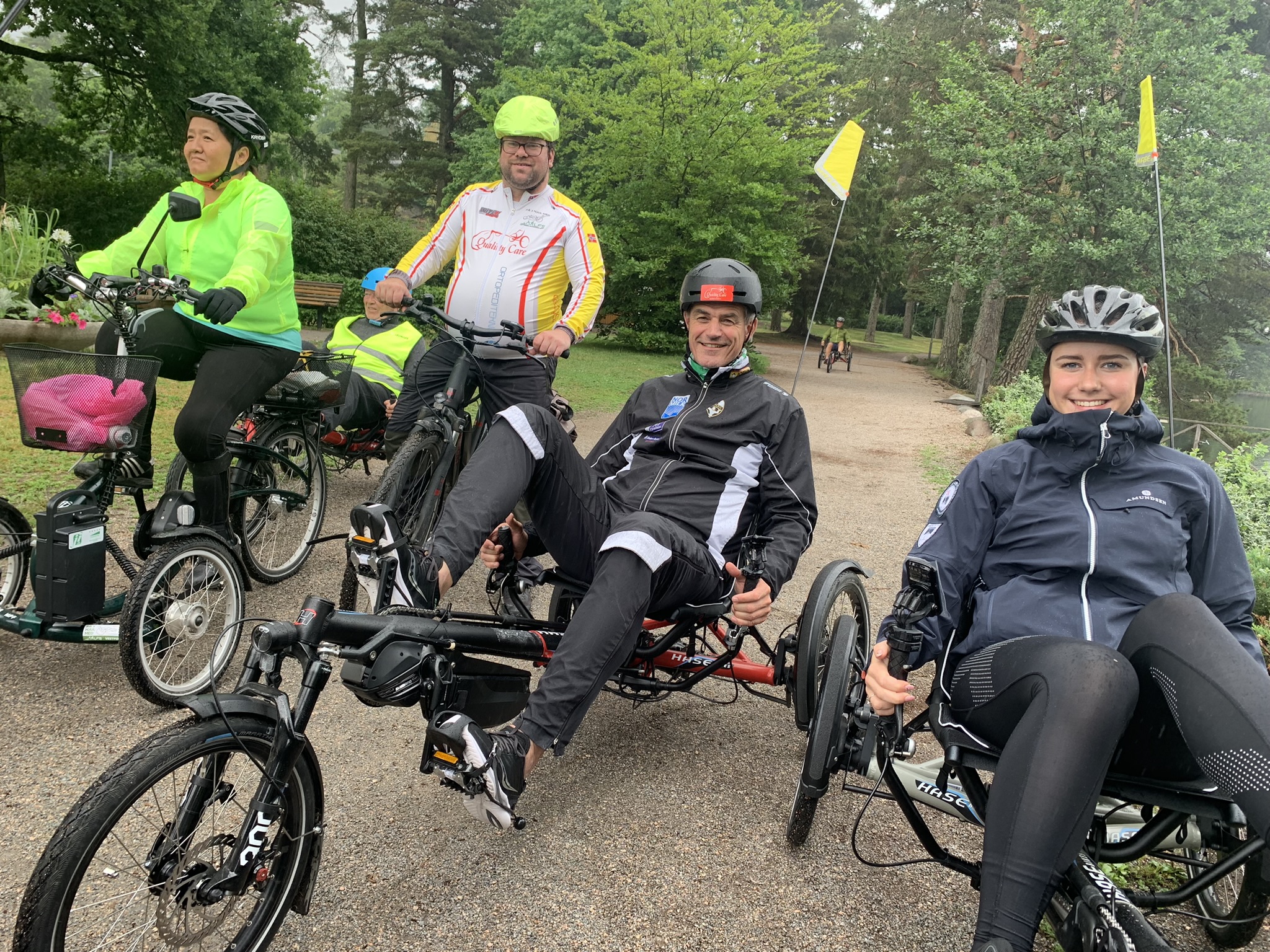Ordfører Bjørn Ole Gleditsch  sammen med  ivrige sykkelister fra sykkelgruppa "På tre hjul" (til venstre) og Julie Aas-Bergsholm, styremedlem i Vestfold og Telemark idrettskrets (til høyre).  