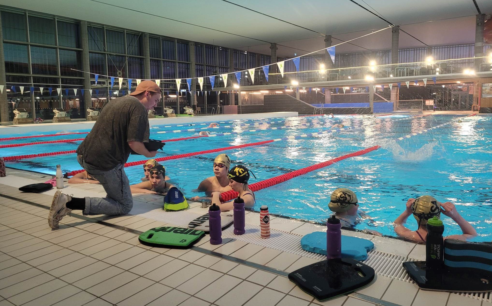Trener Magnus instruerer de ukrainske svømmerne om neste oppgave. 
Foto: Agder idrettskrets.