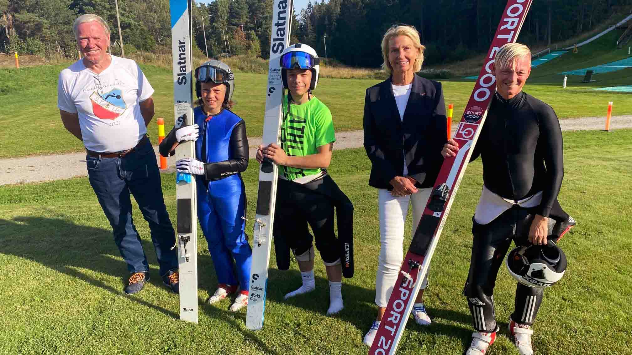 Hoppere og ildsjeler i Hasselbakkene på Gulset i Skien. Fra venstre: Gunlauk Haugom, Rasmus Kittelsen, Adrian Kittelsen, idrettspresident Berit Kjøll og Thorbjørn Nygård. Foto: Idrettsforbundet
