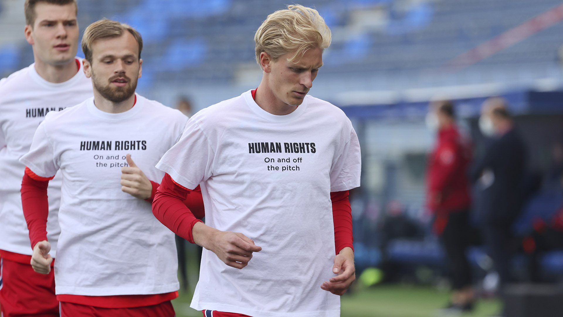 Årets tema på Olympisk akademi er «Idrett og menneskerettigheter». Her fra én av fotballandslagets markeringer. Foto: Geir Olsen / NTB