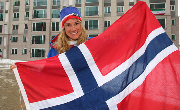 Birgit Skarstein gleder seg til å bære det norske flagget under åpningsseremonien. Foto: Geir Owe Fredheim 