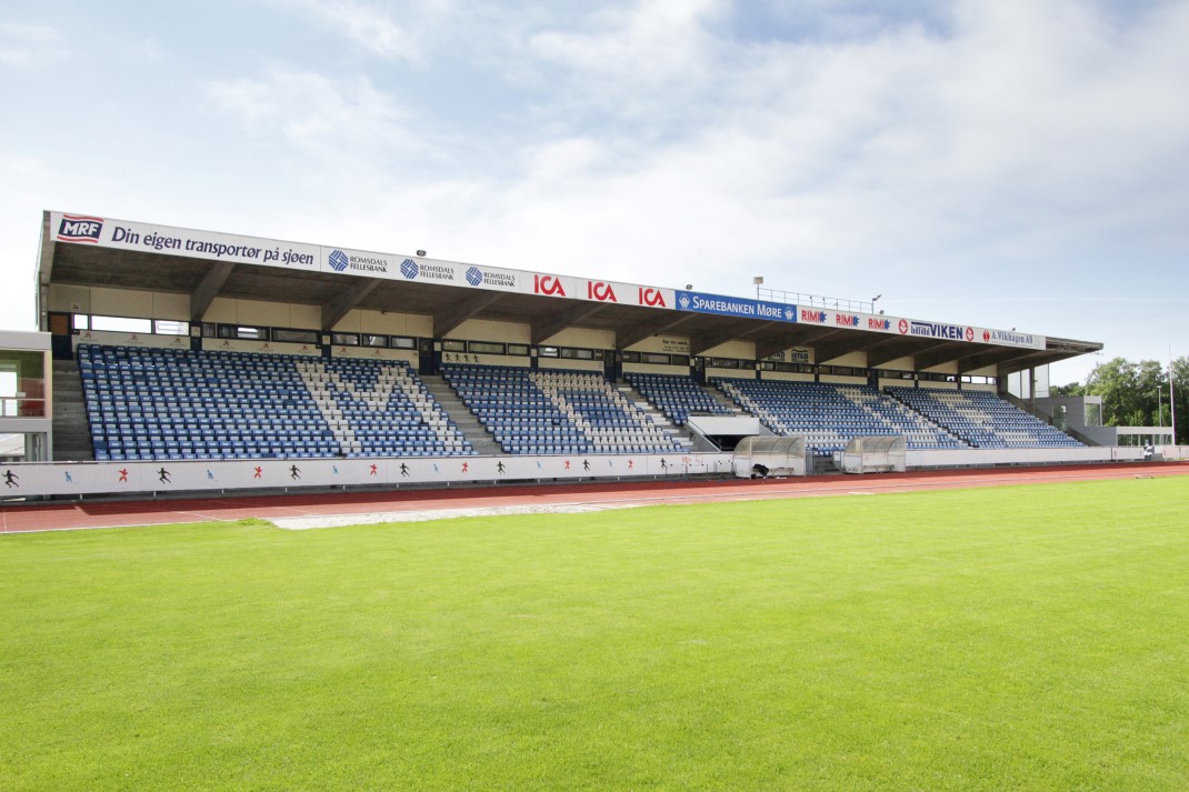 Alltid drømt om å bli fotballproff? Akkurat det kan vi ikke hjelpe deg med, men nå er det ledige kontorlokaler i Tribunebygget på Gamle Molde Stadion, slik at du kan gå inn og ut den gamle spillerinngangen hver dag!