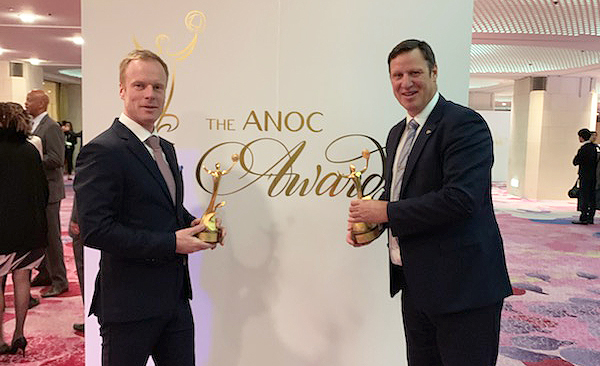 Skikongen Bjørn Dæhlie og Norges olympiske komité mottok priser under ANOC Awards i Tokyo 28. november. 