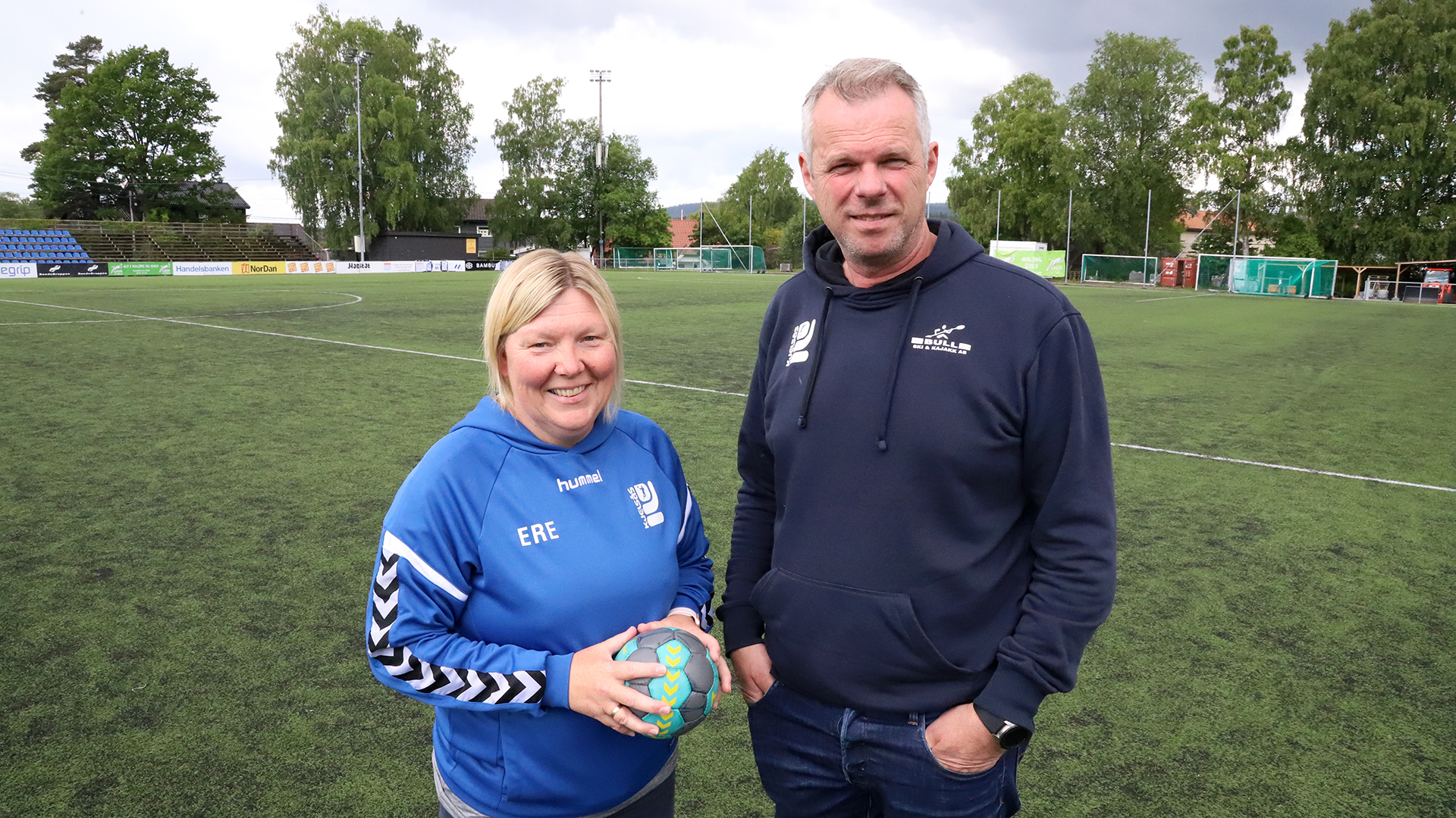 Elisabeth Edvardsen og Truls Nygaard i Kjelsås IL er stolte over at så mange trenere i håndballgruppa har tatt Trenerattesten. Foto: Geir Owe Fredheim