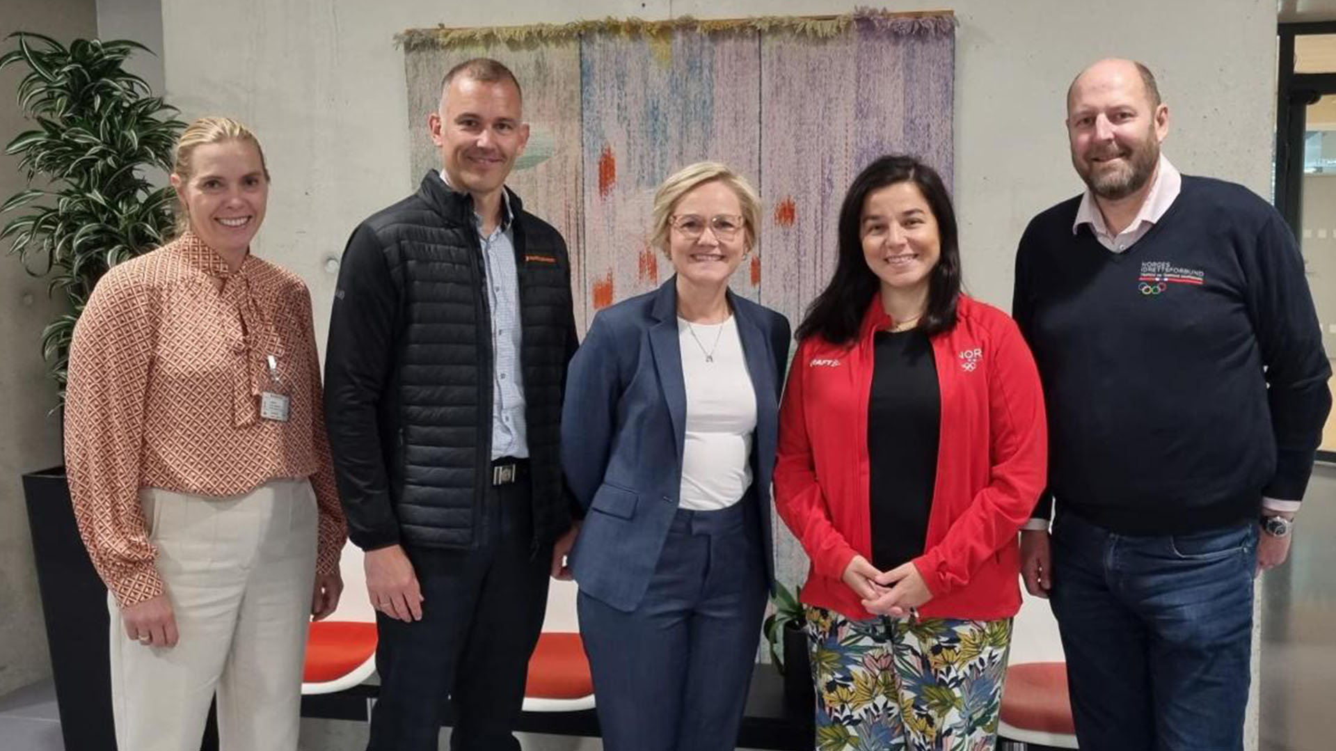 Helseministeren møtte representanter fra idretten for å snakke om sammenhengen mellom helse og idrett og aktivitet. Fra venstre: Else-Marthe Sørlie Lybekk, assisterende generalsekretær i NIF, Sverre Flatebø president i Bedriftsidrettsforbundet, Ingvild Kjerkol Helse- og omsorgsminister, Zaineb Al-Samarai Idrettspresident og Hans Martin Bærefjell styreleder Vestfold og Telemark idrettskrets.