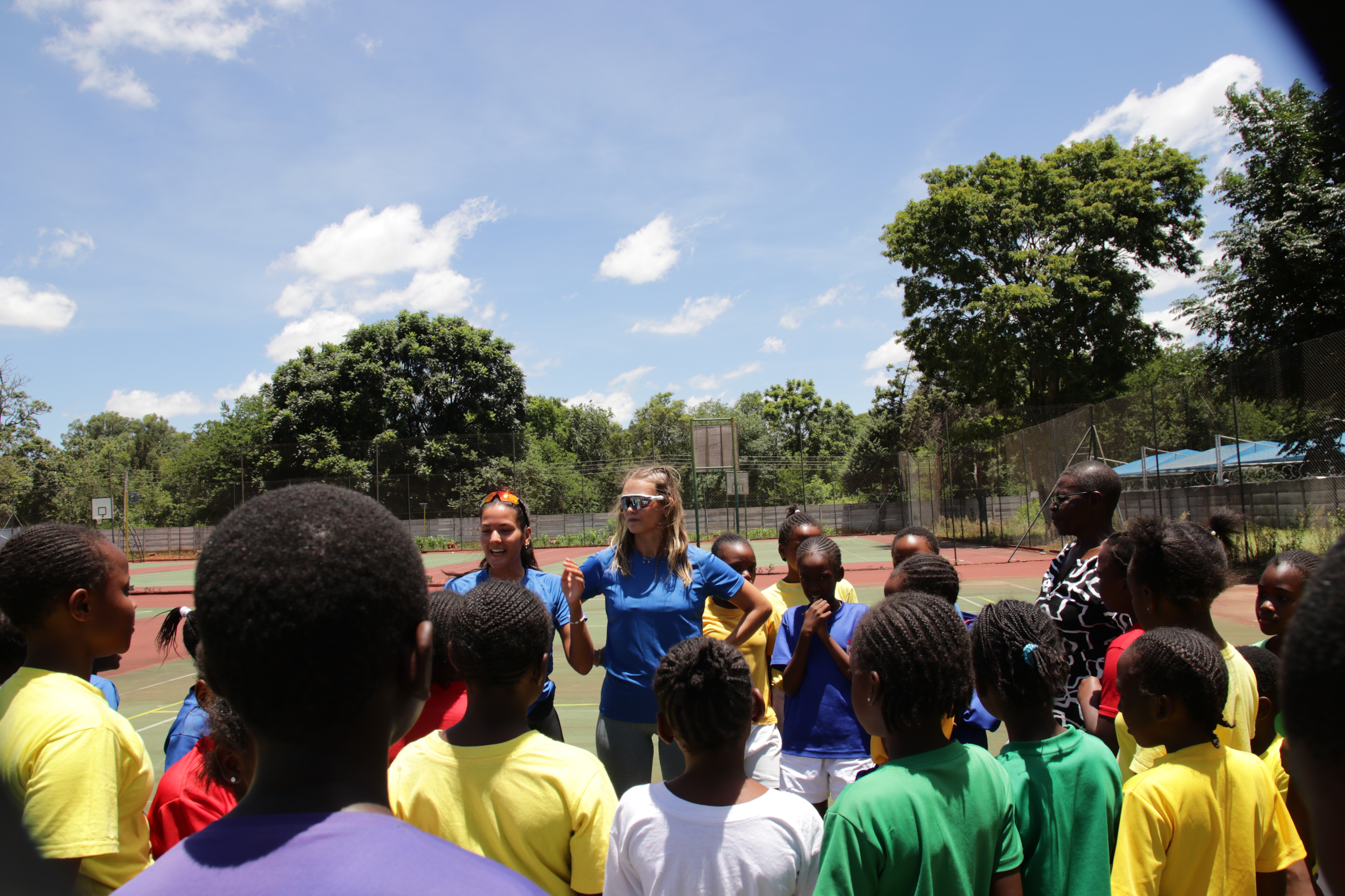 Celina og Amalie er på utveksling i Zimbabwe Volleyball Association