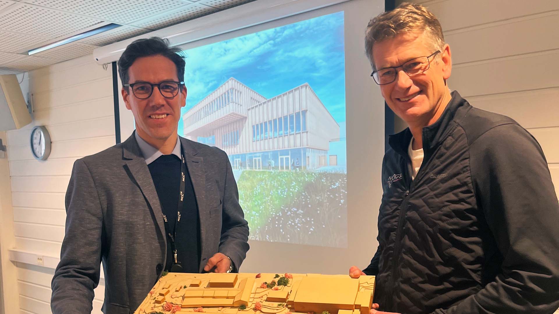 Trond Nordbak Øsmundset, avdelingsleder i NCC Building Nordics og toppidrettssjef Tore Øvrebø ser frem til samarbeidet om nytt nasjonalt toppidrettssenter på Sognsvann. Foto: Halvor Lea