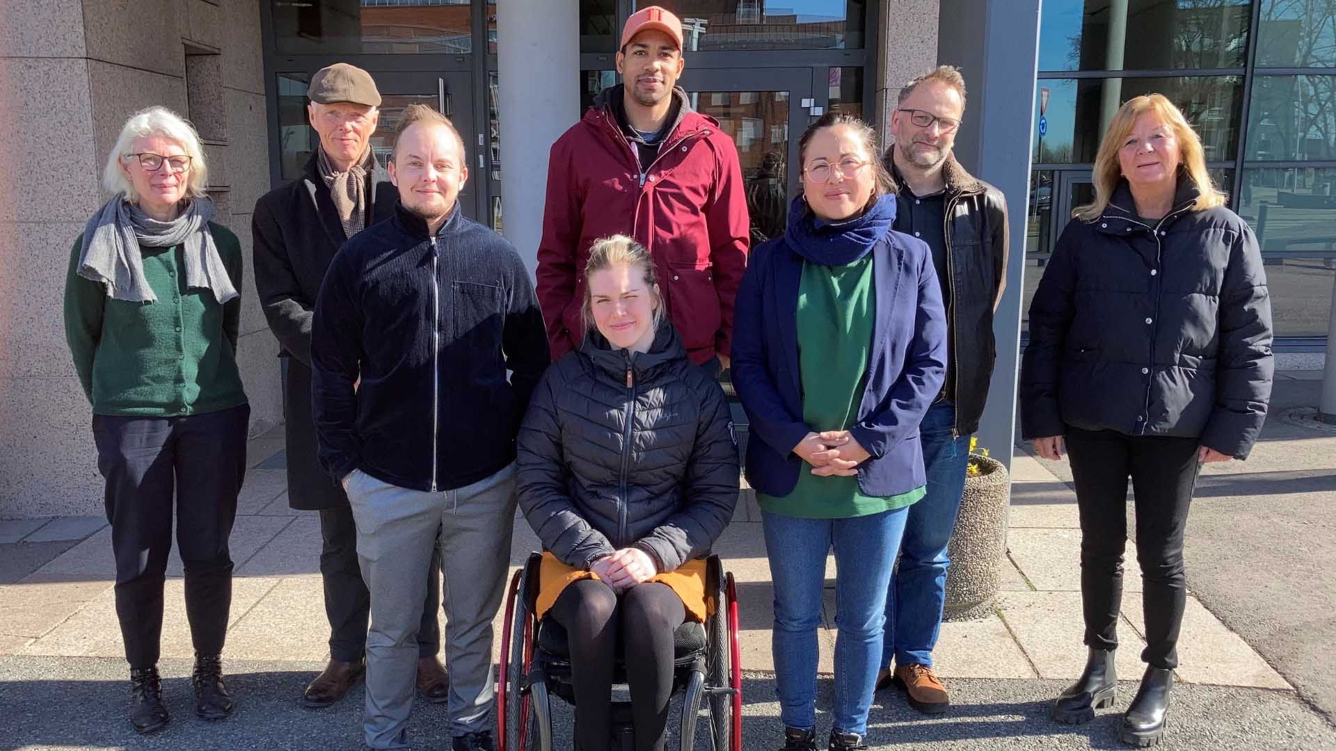 Fra venstre: Inger Marie Lid, Robert Mood, Casper Width, Finn Badou Jor, Lena Schrøder, Therese Marie Ignacio Bjønnaas, Gudmund Skjeldal, Heidi Ysen. Ikke til stede: Nosizwe Lise Baqwa. Foto: Julie Karima Berg
